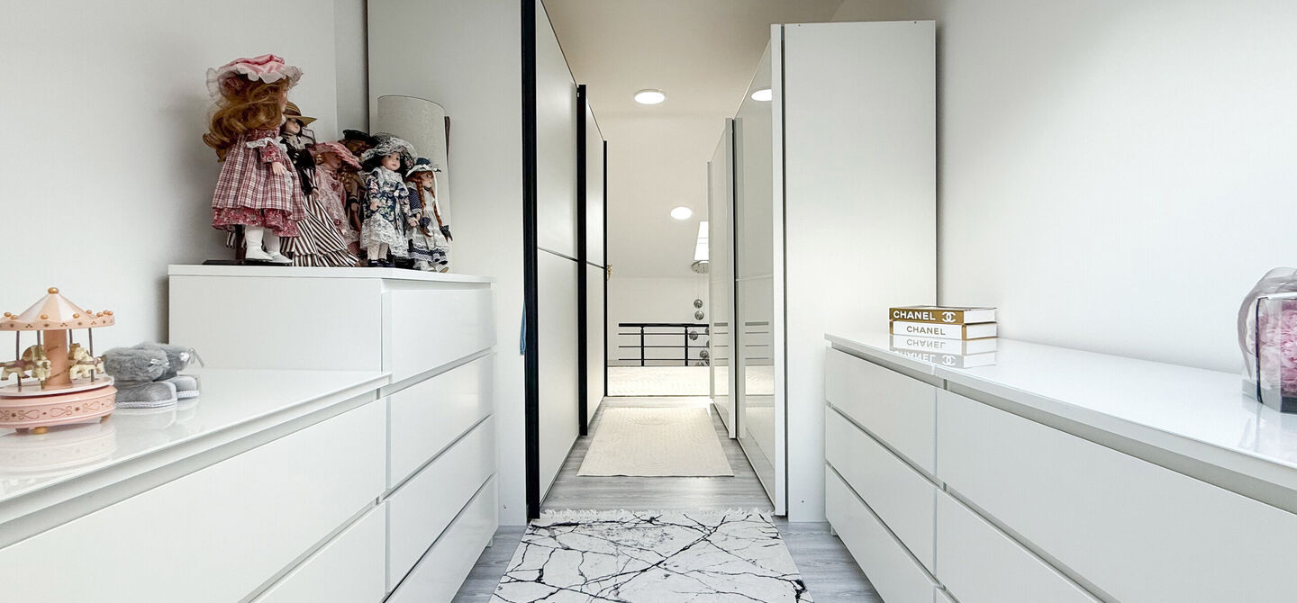 Bij ImmoFusion 7/7 &ldquo;open huis&rdquo; : klik op onze 3D-TOUR.

Ervaar vastgoed alsof je er zelf doorloopt!



Stap binnen in deze prachtig gerenoveerde woning uit 2024, gelegen in een rustige doodlopende straat langs het kanaal van Beringen. Met een bewoonba
