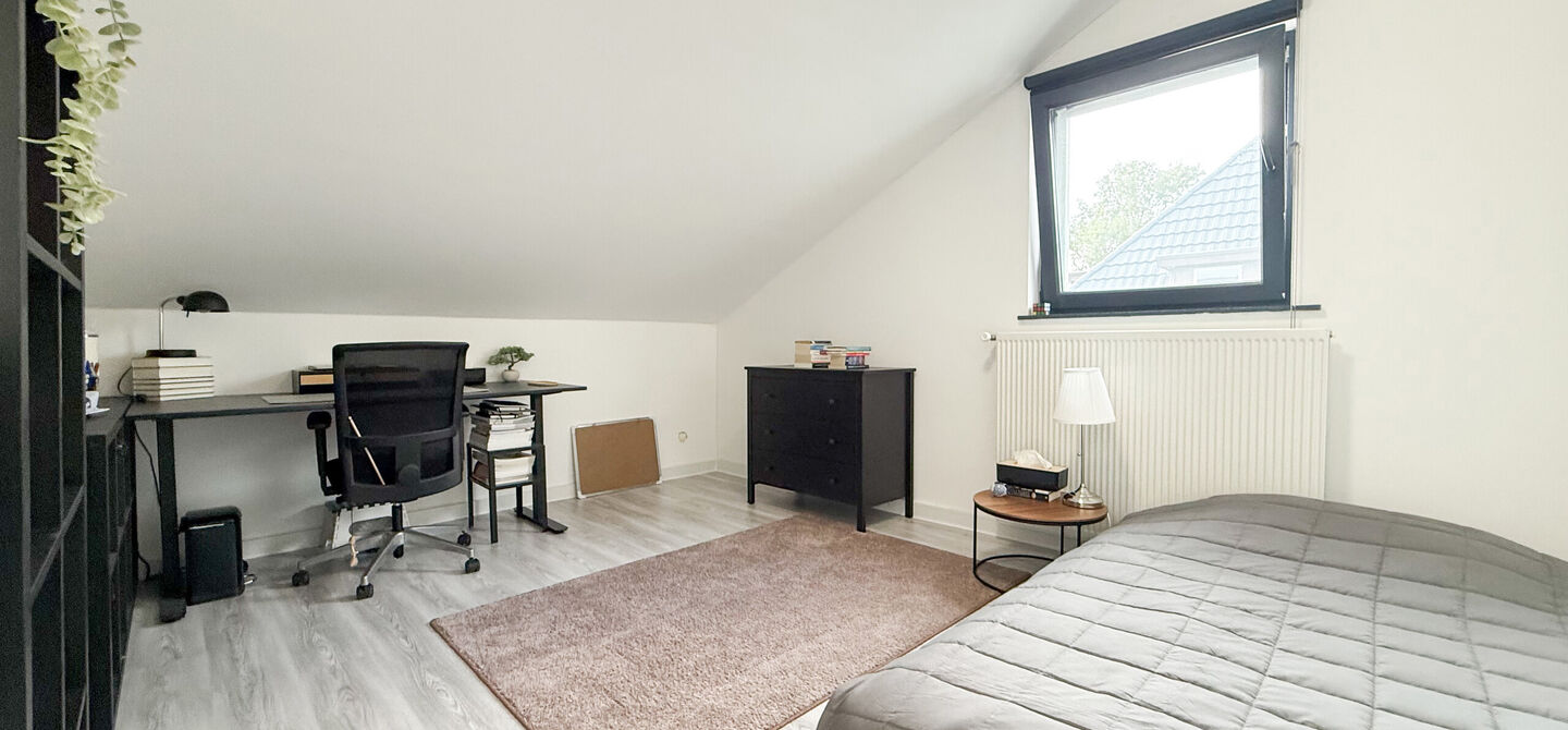 Bij ImmoFusion 7/7 &ldquo;open huis&rdquo; : klik op onze 3D-TOUR.

Ervaar vastgoed alsof je er zelf doorloopt!



Stap binnen in deze prachtig gerenoveerde woning uit 2024, gelegen in een rustige doodlopende straat langs het kanaal van Beringen. Met een bewoonba