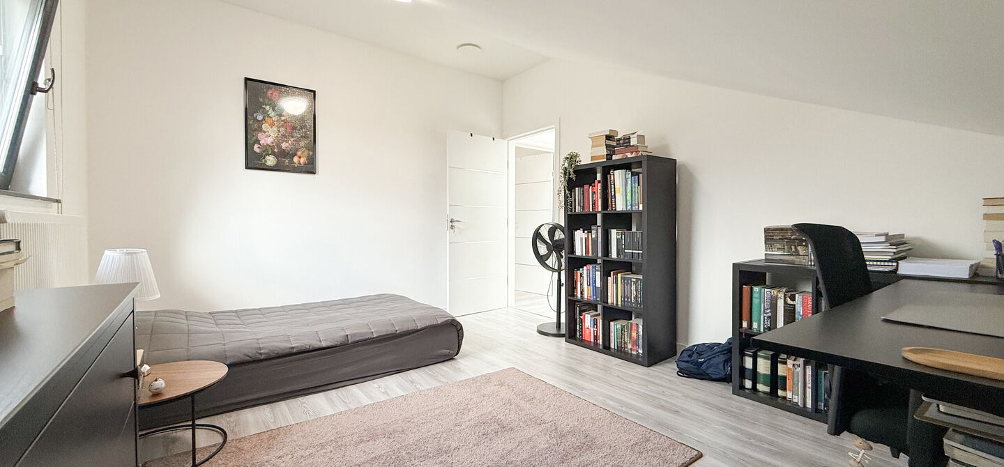 Bij ImmoFusion 7/7 &ldquo;open huis&rdquo; : klik op onze 3D-TOUR.

Ervaar vastgoed alsof je er zelf doorloopt!



Stap binnen in deze prachtig gerenoveerde woning uit 2024, gelegen in een rustige doodlopende straat langs het kanaal van Beringen. Met een bewoonba