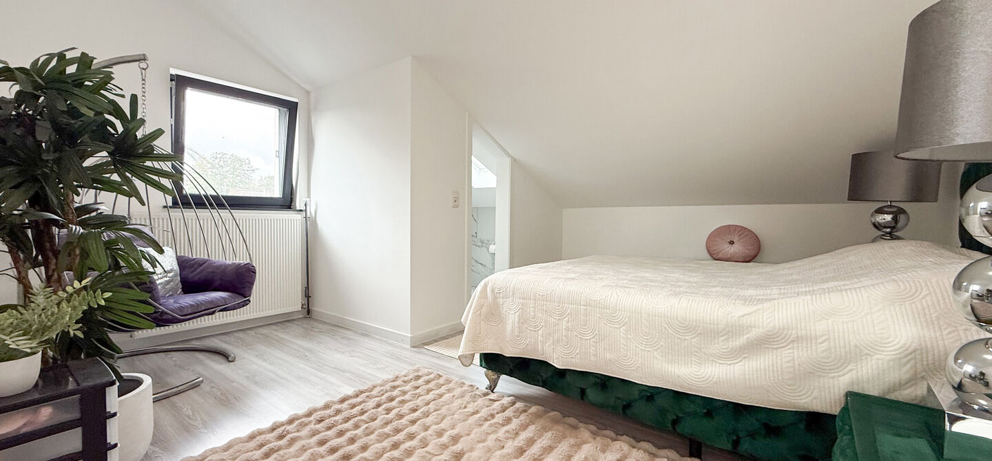 Bij ImmoFusion 7/7 &ldquo;open huis&rdquo; : klik op onze 3D-TOUR.

Ervaar vastgoed alsof je er zelf doorloopt!



Stap binnen in deze prachtig gerenoveerde woning uit 2024, gelegen in een rustige doodlopende straat langs het kanaal van Beringen. Met een bewoonba