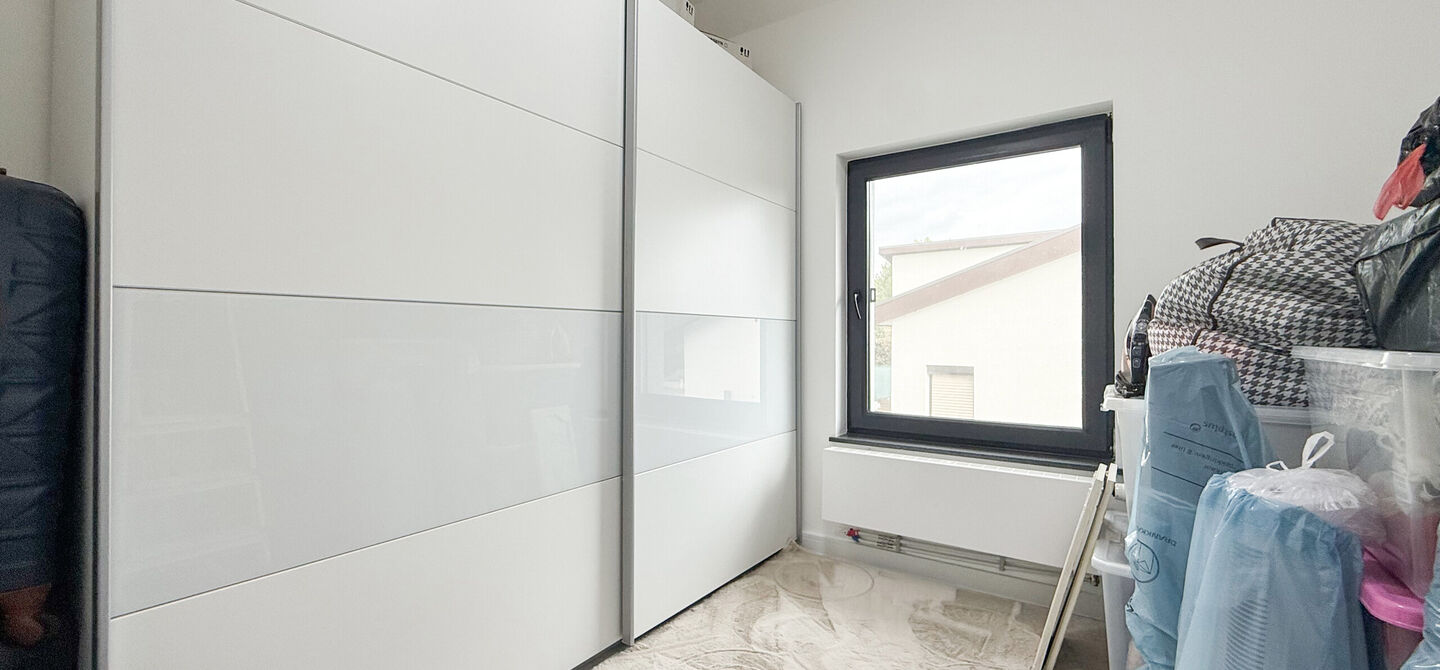 Bij ImmoFusion 7/7 &ldquo;open huis&rdquo; : klik op onze 3D-TOUR.

Ervaar vastgoed alsof je er zelf doorloopt!



Stap binnen in deze prachtig gerenoveerde woning uit 2024, gelegen in een rustige doodlopende straat langs het kanaal van Beringen. Met een bewoonba