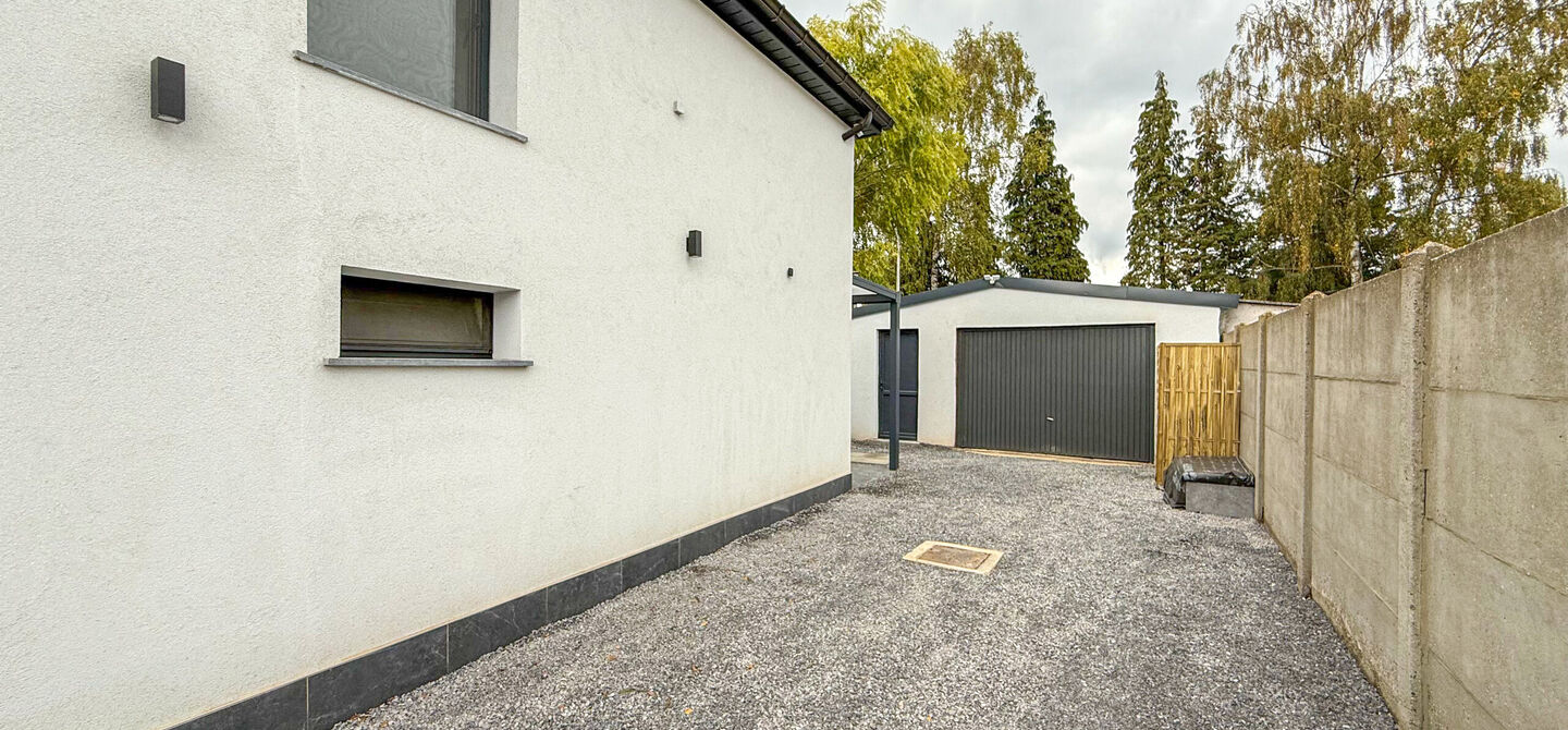 Bij ImmoFusion 7/7 &ldquo;open huis&rdquo; : klik op onze 3D-TOUR.

Ervaar vastgoed alsof je er zelf doorloopt!



Stap binnen in deze prachtig gerenoveerde woning uit 2024, gelegen in een rustige doodlopende straat langs het kanaal van Beringen. Met een bewoonba