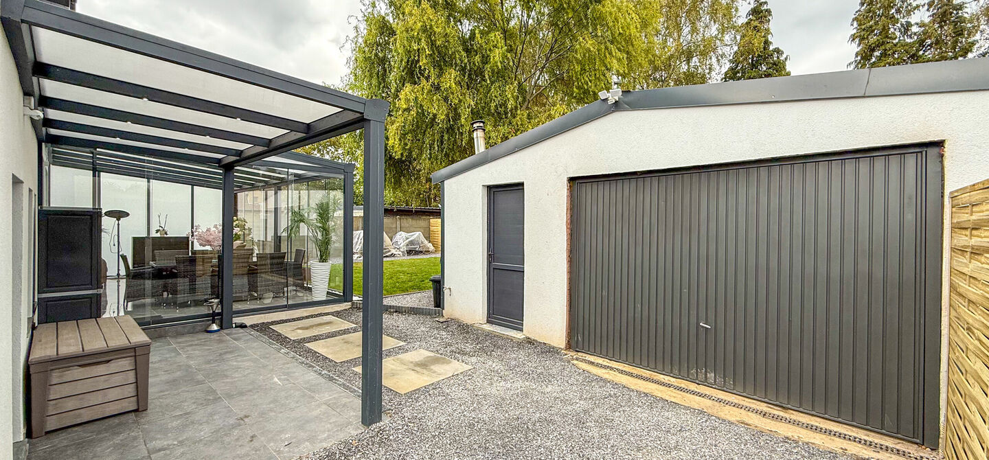 Bij ImmoFusion 7/7 &ldquo;open huis&rdquo; : klik op onze 3D-TOUR.

Ervaar vastgoed alsof je er zelf doorloopt!



Stap binnen in deze prachtig gerenoveerde woning uit 2024, gelegen in een rustige doodlopende straat langs het kanaal van Beringen. Met een bewoonba