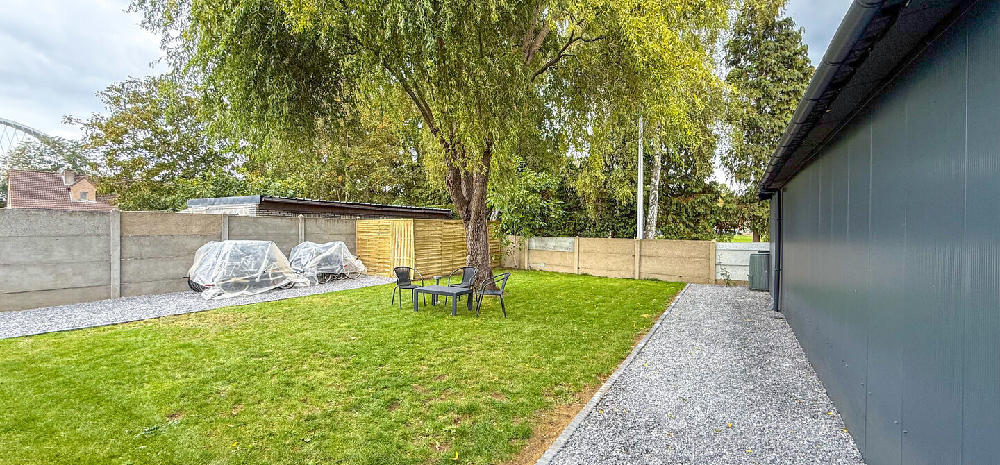 Bij ImmoFusion 7/7 &ldquo;open huis&rdquo; : klik op onze 3D-TOUR.

Ervaar vastgoed alsof je er zelf doorloopt!



Stap binnen in deze prachtig gerenoveerde woning uit 2024, gelegen in een rustige doodlopende straat langs het kanaal van Beringen. Met een bewoonba