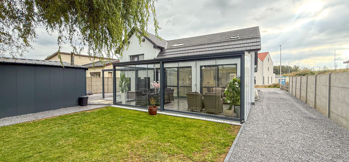 Bij ImmoFusion 7/7 &ldquo;open huis&rdquo; : klik op onze 3D-TOUR.

Ervaar vastgoed alsof je er zelf doorloopt!



Stap binnen in deze prachtig gerenoveerde woning uit 2024, gelegen in een rustige doodlopende straat langs het kanaal van Beringen. Met een bewoonba