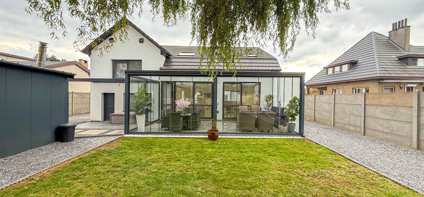 Bij ImmoFusion 7/7 &ldquo;open huis&rdquo; : klik op onze 3D-TOUR.

Ervaar vastgoed alsof je er zelf doorloopt!



Stap binnen in deze prachtig gerenoveerde woning uit 2024, gelegen in een rustige doodlopende straat langs het kanaal van Beringen. Met een bewoonba