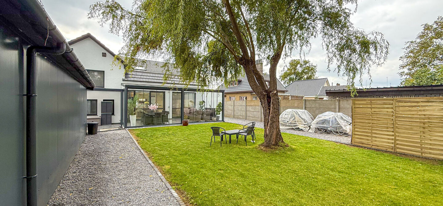 Bij ImmoFusion 7/7 &ldquo;open huis&rdquo; : klik op onze 3D-TOUR.

Ervaar vastgoed alsof je er zelf doorloopt!



Stap binnen in deze prachtig gerenoveerde woning uit 2024, gelegen in een rustige doodlopende straat langs het kanaal van Beringen. Met een bewoonba