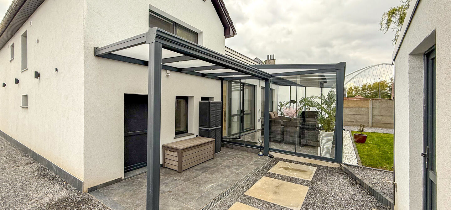 Bij ImmoFusion 7/7 &ldquo;open huis&rdquo; : klik op onze 3D-TOUR.

Ervaar vastgoed alsof je er zelf doorloopt!



Stap binnen in deze prachtig gerenoveerde woning uit 2024, gelegen in een rustige doodlopende straat langs het kanaal van Beringen. Met een bewoonba