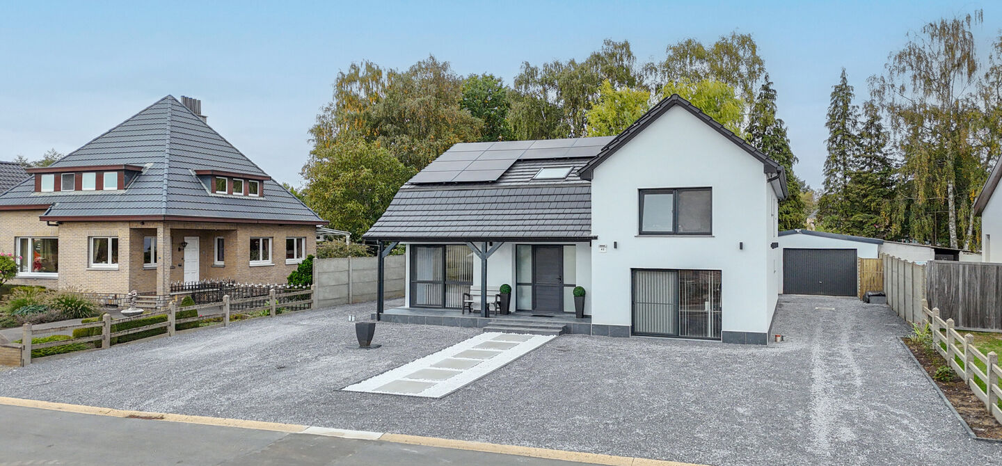 Bij ImmoFusion 7/7 &ldquo;open huis&rdquo; : klik op onze 3D-TOUR.

Ervaar vastgoed alsof je er zelf doorloopt!



Stap binnen in deze prachtig gerenoveerde woning uit 2024, gelegen in een rustige doodlopende straat langs het kanaal van Beringen. Met een bewoonba