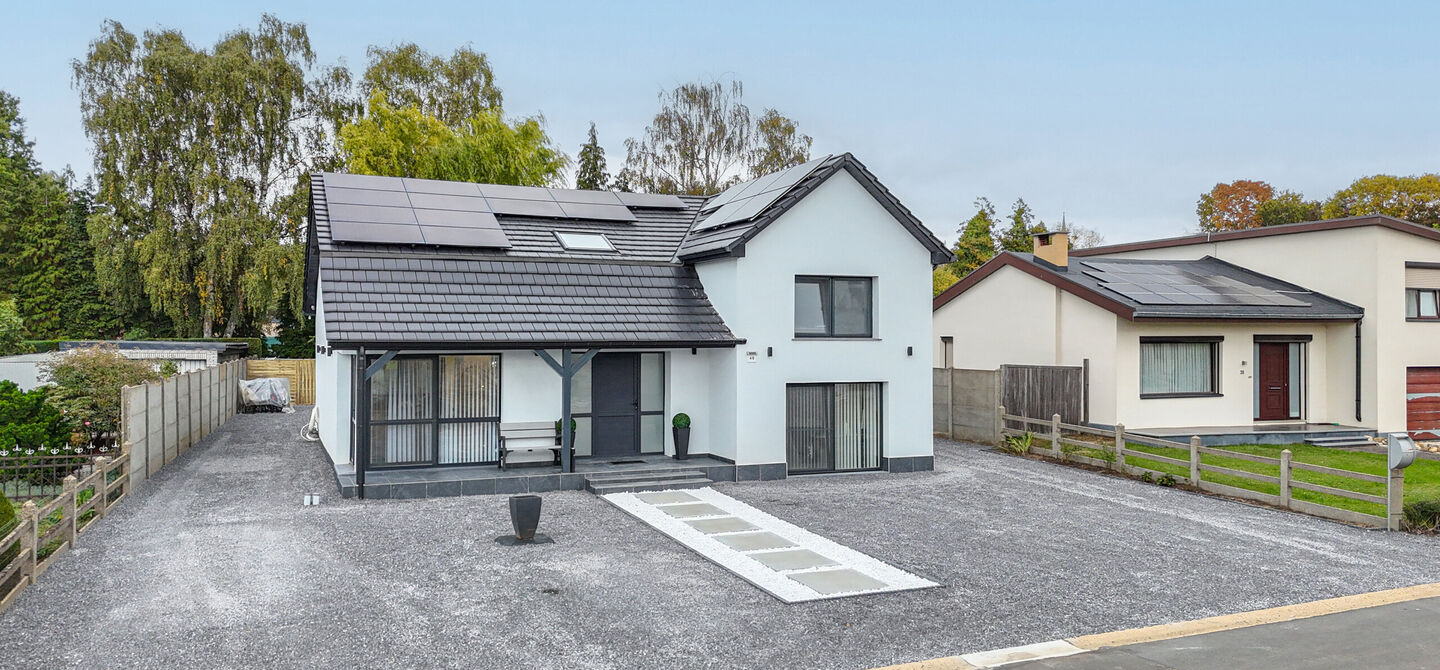 Bij ImmoFusion 7/7 &ldquo;open huis&rdquo; : klik op onze 3D-TOUR.

Ervaar vastgoed alsof je er zelf doorloopt!



Stap binnen in deze prachtig gerenoveerde woning uit 2024, gelegen in een rustige doodlopende straat langs het kanaal van Beringen. Met een bewoonba