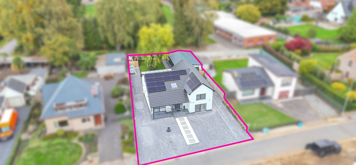 Bij ImmoFusion 7/7 &ldquo;open huis&rdquo; : klik op onze 3D-TOUR.

Ervaar vastgoed alsof je er zelf doorloopt!



Stap binnen in deze prachtig gerenoveerde woning uit 2024, gelegen in een rustige doodlopende straat langs het kanaal van Beringen. Met een bewoonba