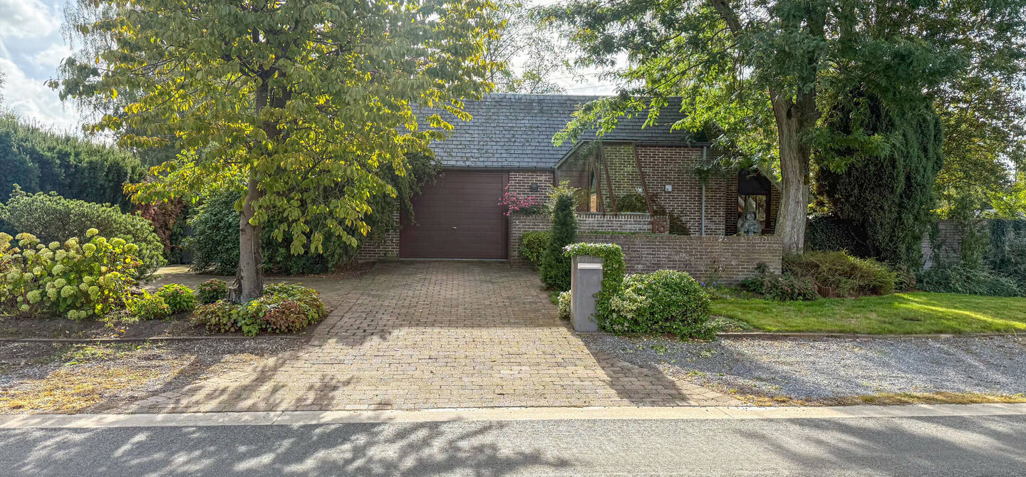 Rust, ruimte en architecturale charme op een riant perceel

Sommige woningen voelen meteen als thuiskomen. Deze bijzondere architectuurwoning in Koersel combineert ruimte, comfort, licht en karakter met een uitzonderlijk groene omgeving. Gelegen op een ri