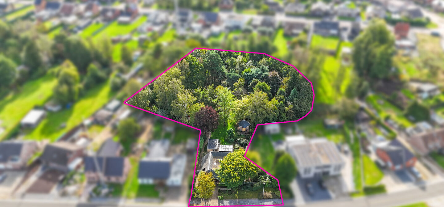 Rust, ruimte en architecturale charme op een riant perceel

Sommige woningen voelen meteen als thuiskomen. Deze bijzondere architectuurwoning in Koersel combineert ruimte, comfort, licht en karakter met een uitzonderlijk groene omgeving. Gelegen op een ri