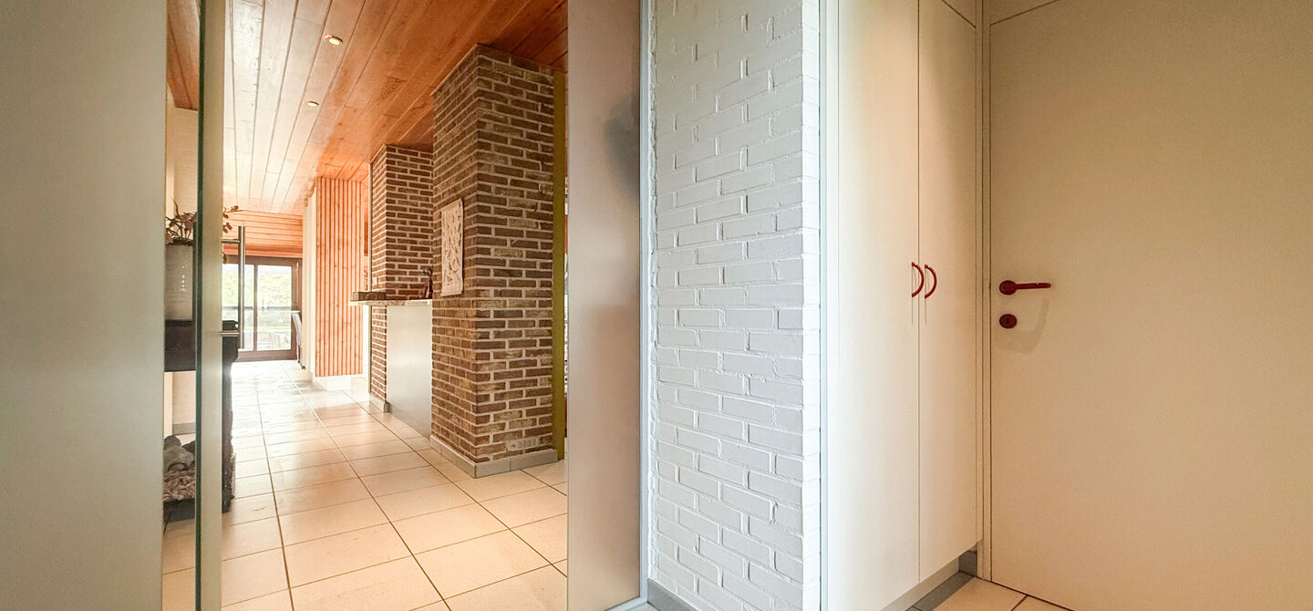 Rust, ruimte en architecturale charme op een riant perceel

Sommige woningen voelen meteen als thuiskomen. Deze bijzondere architectuurwoning in Koersel combineert ruimte, comfort, licht en karakter met een uitzonderlijk groene omgeving. Gelegen op een ri