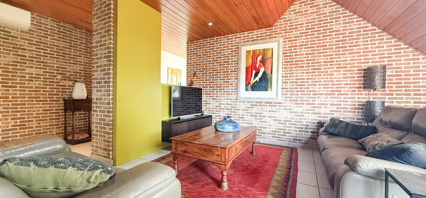Rust, ruimte en architecturale charme op een riant perceel

Sommige woningen voelen meteen als thuiskomen. Deze bijzondere architectuurwoning in Koersel combineert ruimte, comfort, licht en karakter met een uitzonderlijk groene omgeving. Gelegen op een ri