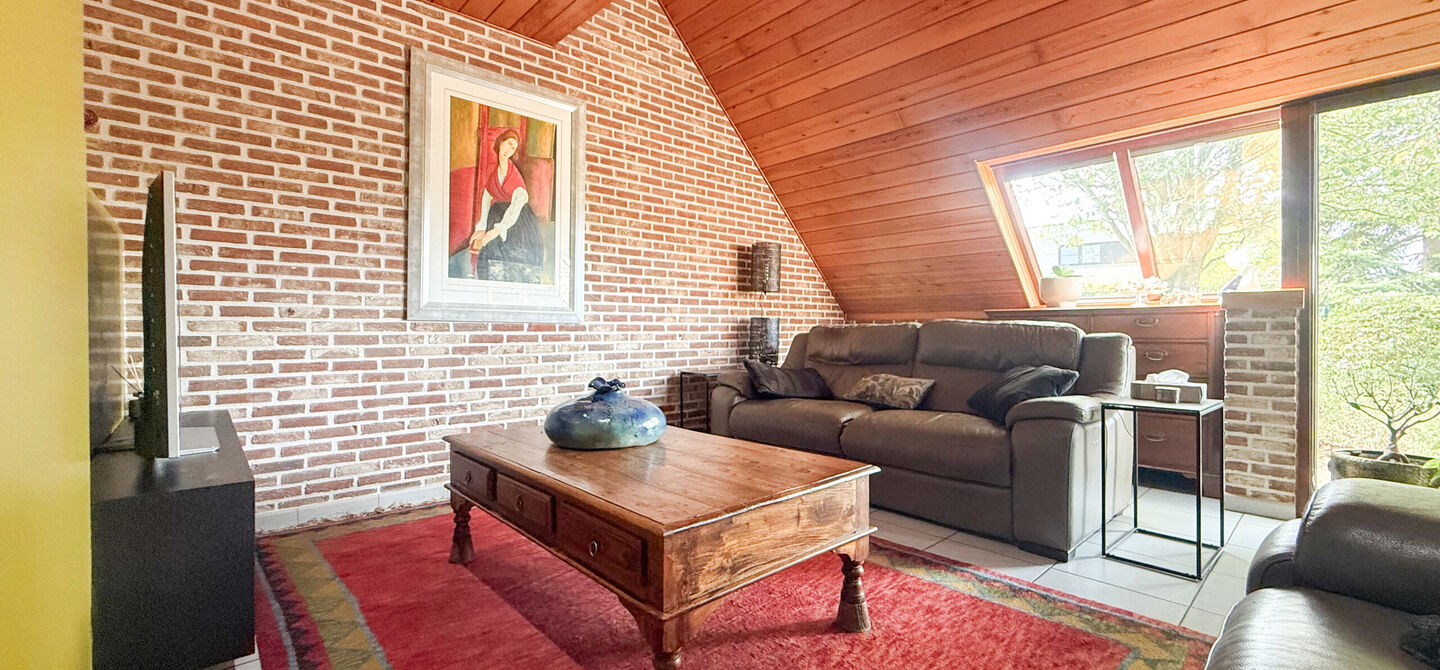 Rust, ruimte en architecturale charme op een riant perceel

Sommige woningen voelen meteen als thuiskomen. Deze bijzondere architectuurwoning in Koersel combineert ruimte, comfort, licht en karakter met een uitzonderlijk groene omgeving. Gelegen op een ri