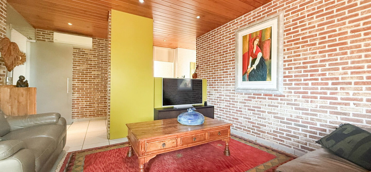 Rust, ruimte en architecturale charme op een riant perceel

Sommige woningen voelen meteen als thuiskomen. Deze bijzondere architectuurwoning in Koersel combineert ruimte, comfort, licht en karakter met een uitzonderlijk groene omgeving. Gelegen op een ri
