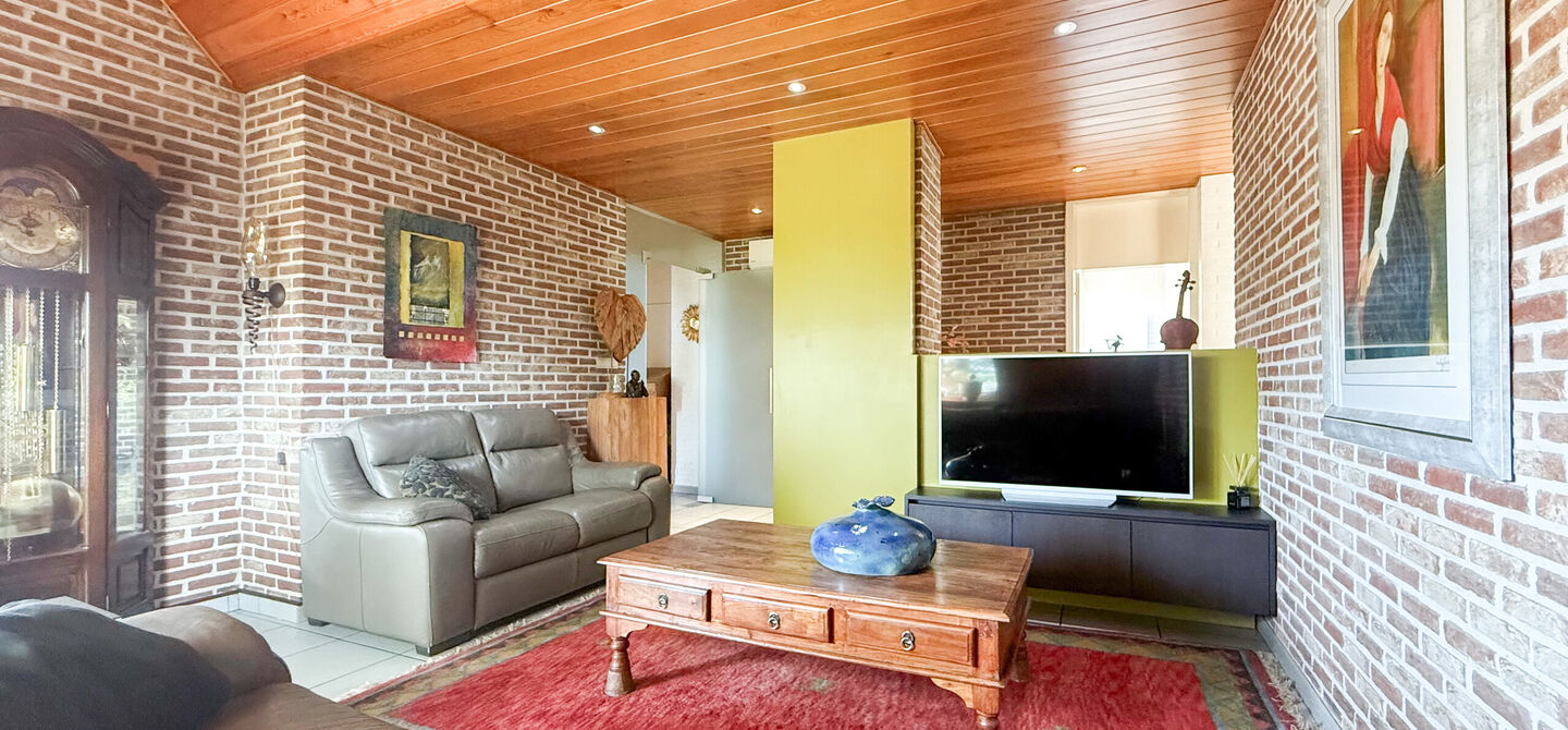 Rust, ruimte en architecturale charme op een riant perceel

Sommige woningen voelen meteen als thuiskomen. Deze bijzondere architectuurwoning in Koersel combineert ruimte, comfort, licht en karakter met een uitzonderlijk groene omgeving. Gelegen op een ri