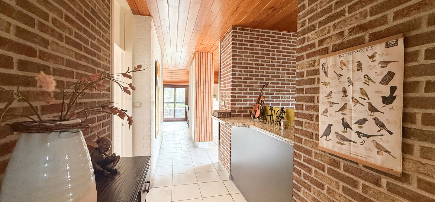 Rust, ruimte en architecturale charme op een riant perceel

Sommige woningen voelen meteen als thuiskomen. Deze bijzondere architectuurwoning in Koersel combineert ruimte, comfort, licht en karakter met een uitzonderlijk groene omgeving. Gelegen op een ri