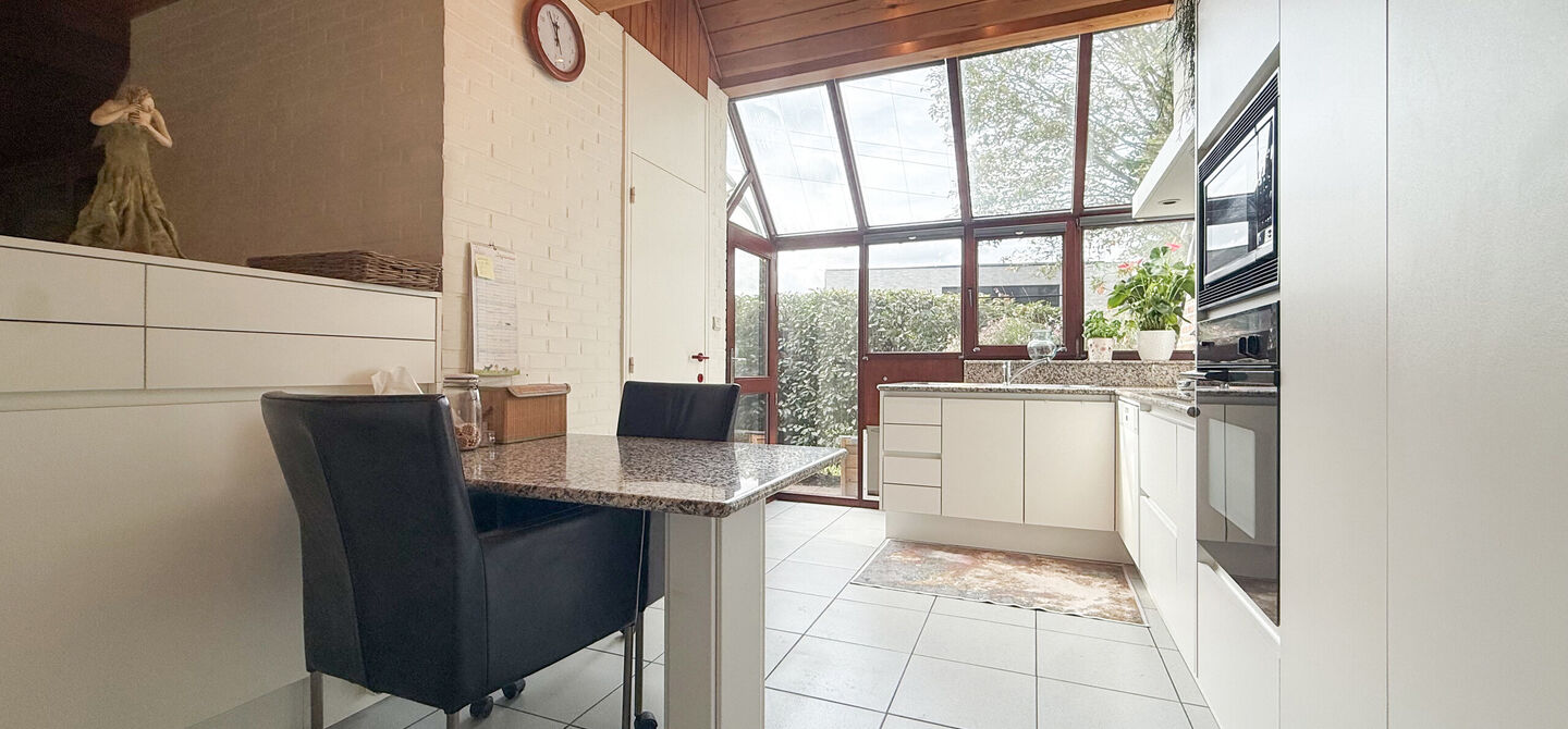 Rust, ruimte en architecturale charme op een riant perceel

Sommige woningen voelen meteen als thuiskomen. Deze bijzondere architectuurwoning in Koersel combineert ruimte, comfort, licht en karakter met een uitzonderlijk groene omgeving. Gelegen op een ri