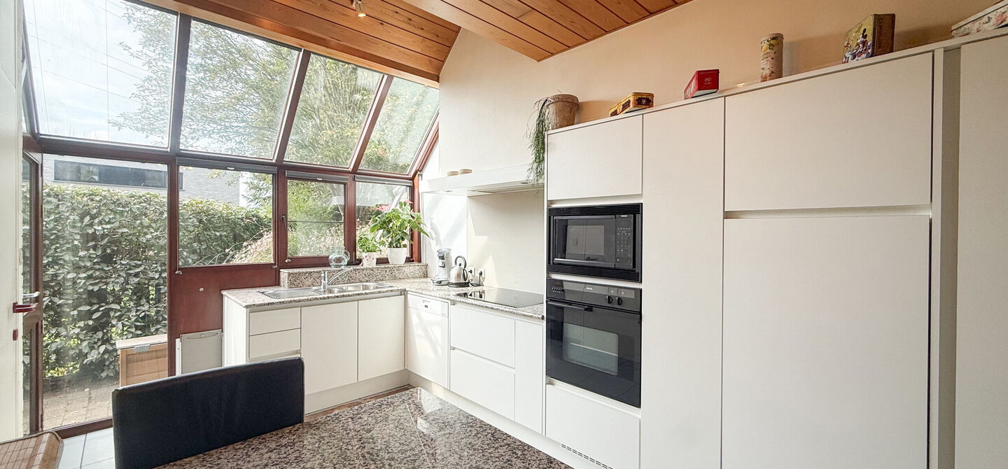 Rust, ruimte en architecturale charme op een riant perceel

Sommige woningen voelen meteen als thuiskomen. Deze bijzondere architectuurwoning in Koersel combineert ruimte, comfort, licht en karakter met een uitzonderlijk groene omgeving. Gelegen op een ri