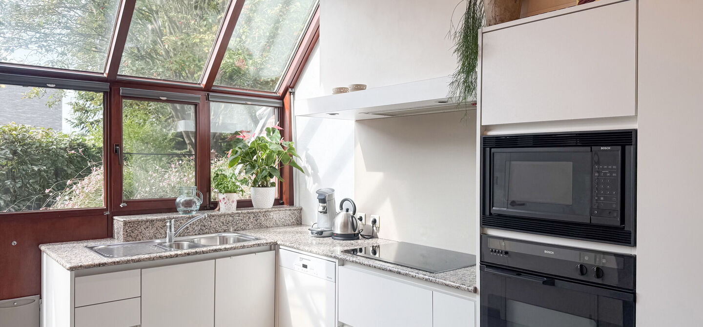 Rust, ruimte en architecturale charme op een riant perceel

Sommige woningen voelen meteen als thuiskomen. Deze bijzondere architectuurwoning in Koersel combineert ruimte, comfort, licht en karakter met een uitzonderlijk groene omgeving. Gelegen op een ri