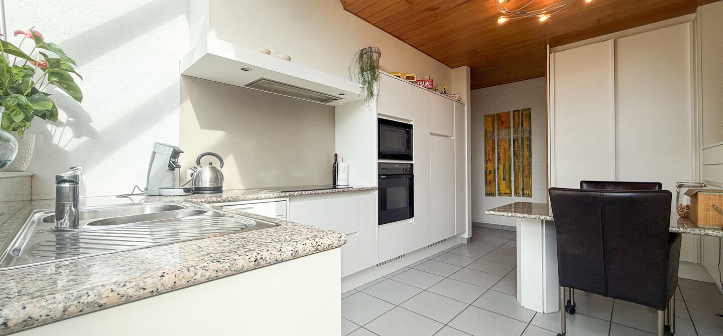 Rust, ruimte en architecturale charme op een riant perceel

Sommige woningen voelen meteen als thuiskomen. Deze bijzondere architectuurwoning in Koersel combineert ruimte, comfort, licht en karakter met een uitzonderlijk groene omgeving. Gelegen op een ri