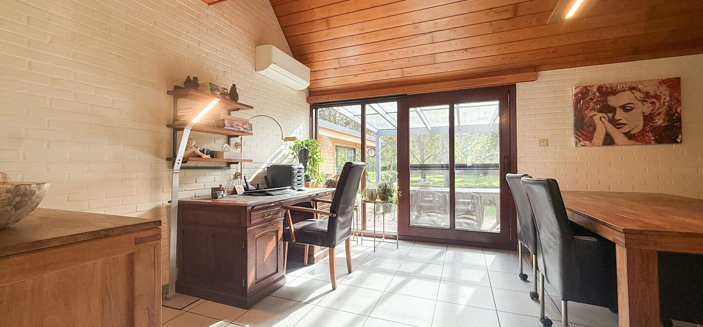 Rust, ruimte en architecturale charme op een riant perceel

Sommige woningen voelen meteen als thuiskomen. Deze bijzondere architectuurwoning in Koersel combineert ruimte, comfort, licht en karakter met een uitzonderlijk groene omgeving. Gelegen op een ri