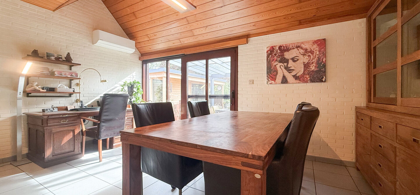 Rust, ruimte en architecturale charme op een riant perceel

Sommige woningen voelen meteen als thuiskomen. Deze bijzondere architectuurwoning in Koersel combineert ruimte, comfort, licht en karakter met een uitzonderlijk groene omgeving. Gelegen op een ri