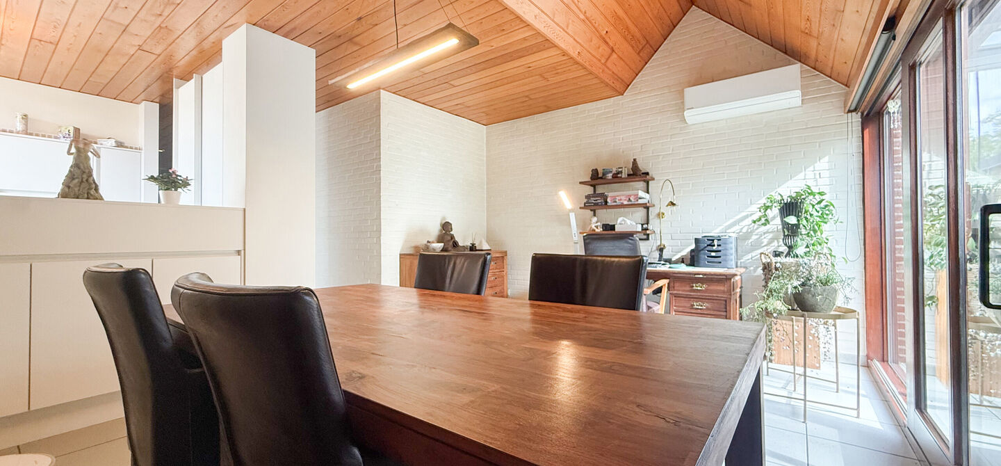 Rust, ruimte en architecturale charme op een riant perceel

Sommige woningen voelen meteen als thuiskomen. Deze bijzondere architectuurwoning in Koersel combineert ruimte, comfort, licht en karakter met een uitzonderlijk groene omgeving. Gelegen op een ri