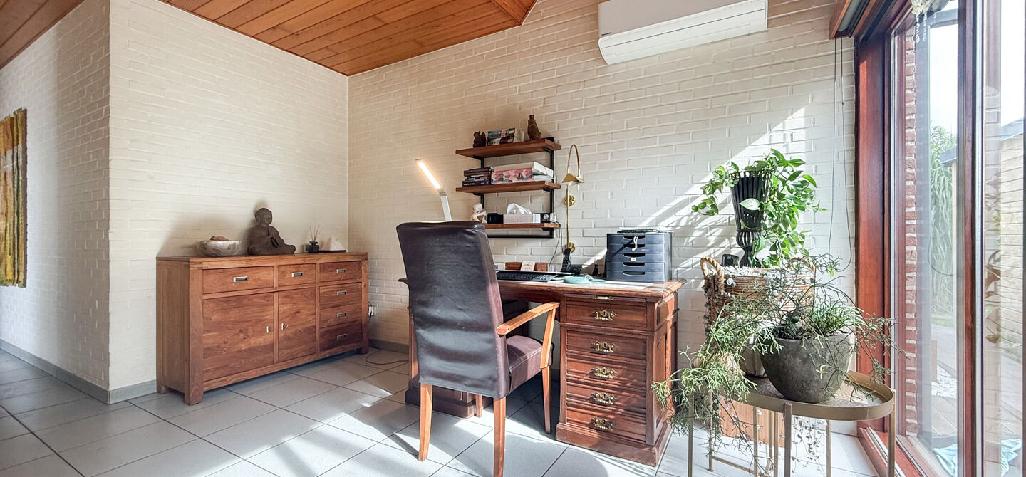 Rust, ruimte en architecturale charme op een riant perceel

Sommige woningen voelen meteen als thuiskomen. Deze bijzondere architectuurwoning in Koersel combineert ruimte, comfort, licht en karakter met een uitzonderlijk groene omgeving. Gelegen op een ri