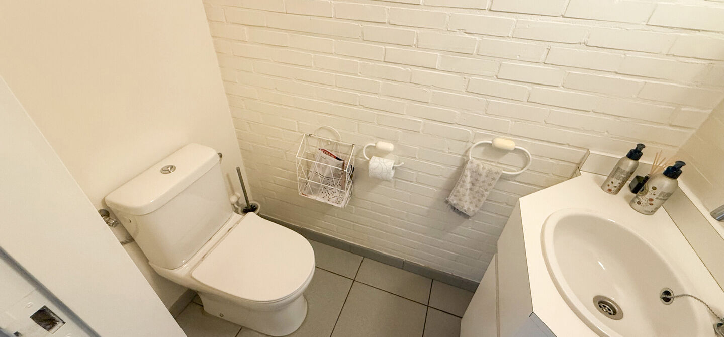 Rust, ruimte en architecturale charme op een riant perceel

Sommige woningen voelen meteen als thuiskomen. Deze bijzondere architectuurwoning in Koersel combineert ruimte, comfort, licht en karakter met een uitzonderlijk groene omgeving. Gelegen op een ri