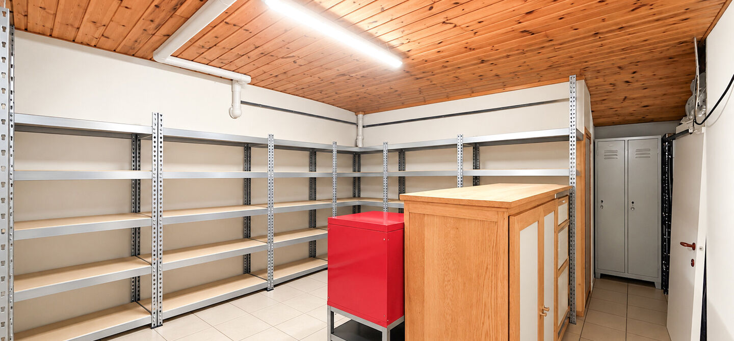 Rust, ruimte en architecturale charme op een riant perceel

Sommige woningen voelen meteen als thuiskomen. Deze bijzondere architectuurwoning in Koersel combineert ruimte, comfort, licht en karakter met een uitzonderlijk groene omgeving. Gelegen op een ri