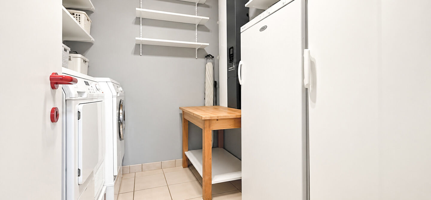 Rust, ruimte en architecturale charme op een riant perceel

Sommige woningen voelen meteen als thuiskomen. Deze bijzondere architectuurwoning in Koersel combineert ruimte, comfort, licht en karakter met een uitzonderlijk groene omgeving. Gelegen op een ri