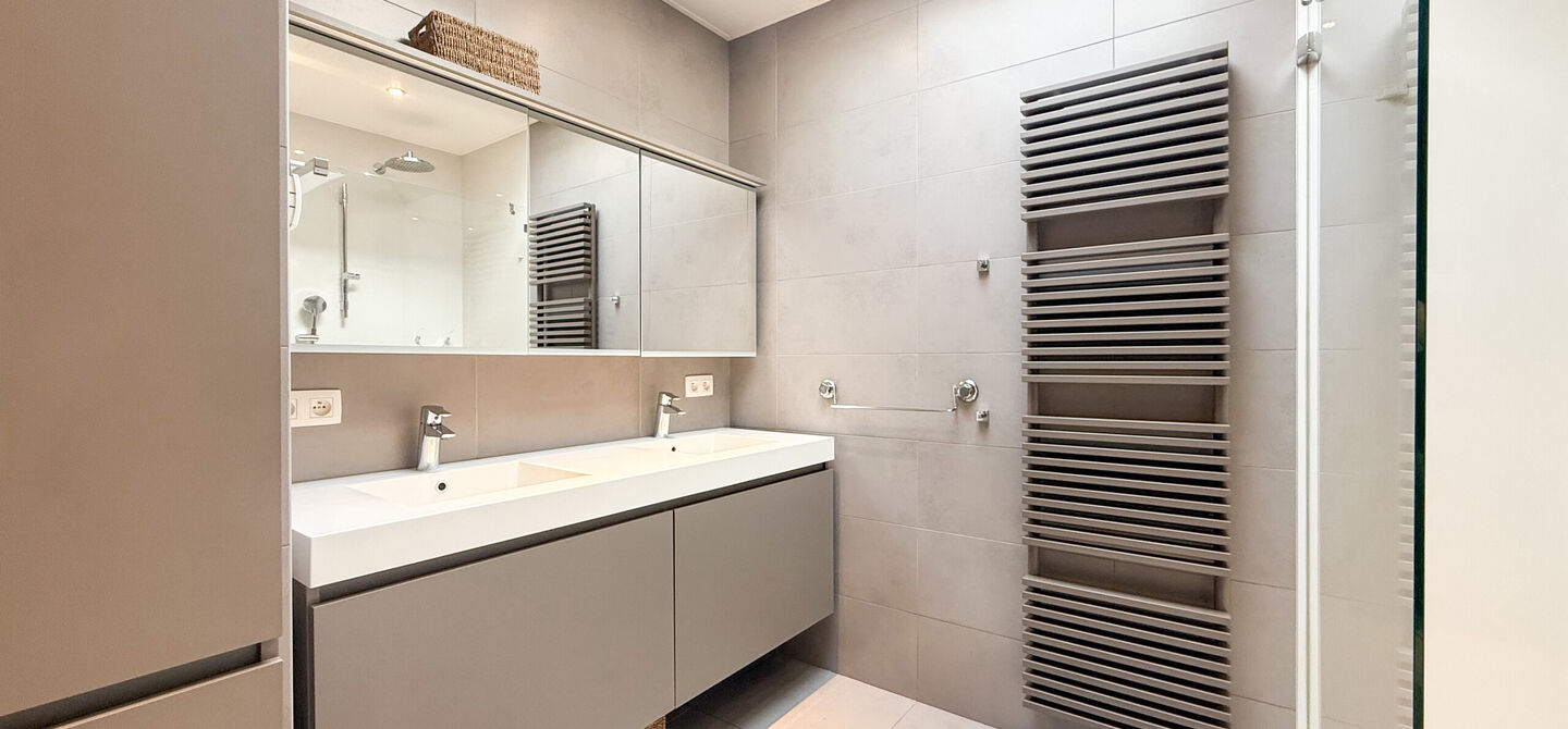 Rust, ruimte en architecturale charme op een riant perceel

Sommige woningen voelen meteen als thuiskomen. Deze bijzondere architectuurwoning in Koersel combineert ruimte, comfort, licht en karakter met een uitzonderlijk groene omgeving. Gelegen op een ri