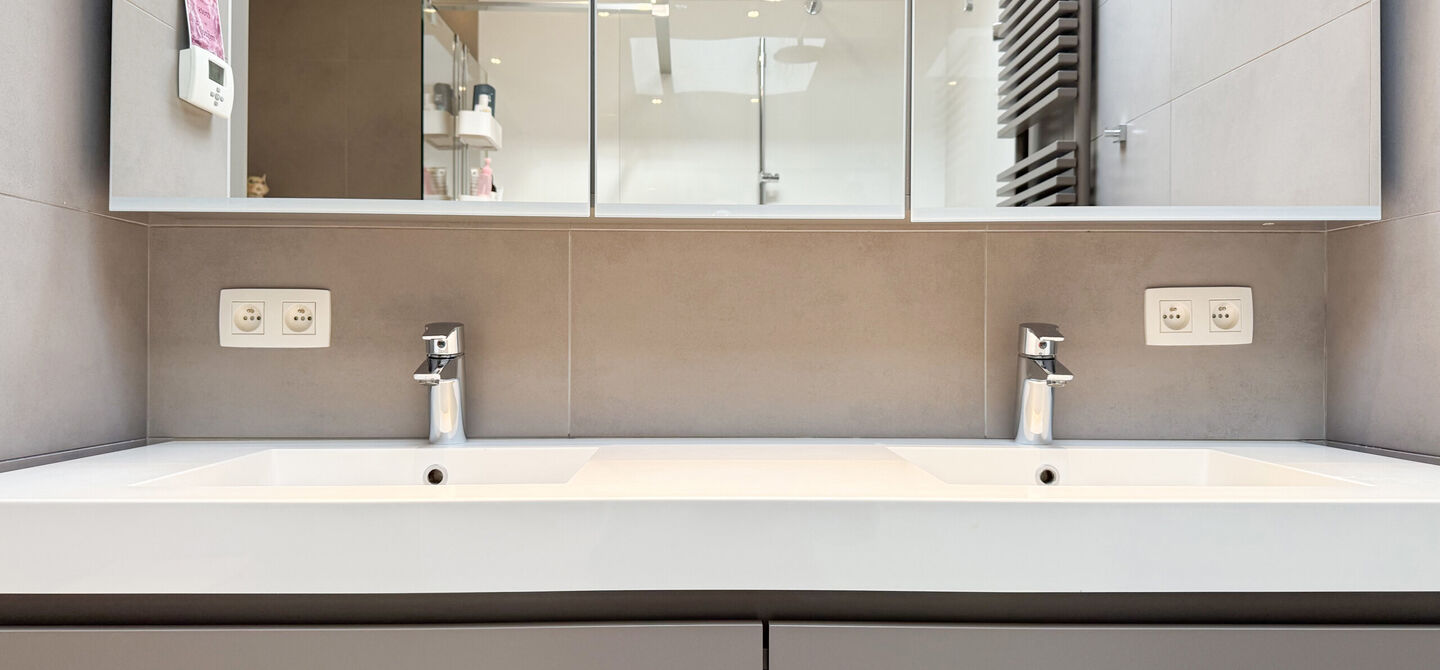Rust, ruimte en architecturale charme op een riant perceel

Sommige woningen voelen meteen als thuiskomen. Deze bijzondere architectuurwoning in Koersel combineert ruimte, comfort, licht en karakter met een uitzonderlijk groene omgeving. Gelegen op een ri