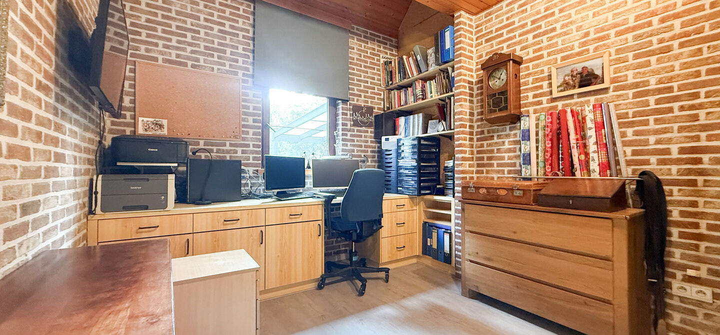Rust, ruimte en architecturale charme op een riant perceel

Sommige woningen voelen meteen als thuiskomen. Deze bijzondere architectuurwoning in Koersel combineert ruimte, comfort, licht en karakter met een uitzonderlijk groene omgeving. Gelegen op een ri