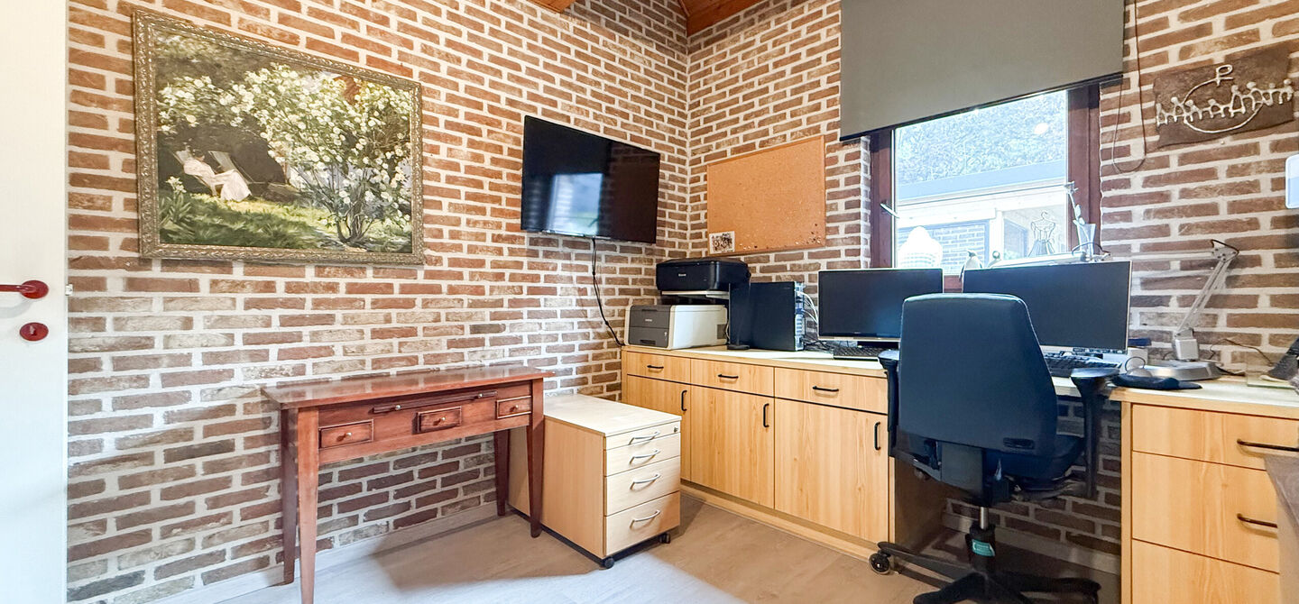 Rust, ruimte en architecturale charme op een riant perceel

Sommige woningen voelen meteen als thuiskomen. Deze bijzondere architectuurwoning in Koersel combineert ruimte, comfort, licht en karakter met een uitzonderlijk groene omgeving. Gelegen op een ri
