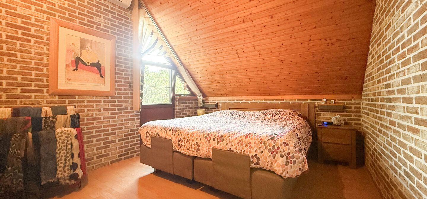 Rust, ruimte en architecturale charme op een riant perceel

Sommige woningen voelen meteen als thuiskomen. Deze bijzondere architectuurwoning in Koersel combineert ruimte, comfort, licht en karakter met een uitzonderlijk groene omgeving. Gelegen op een ri