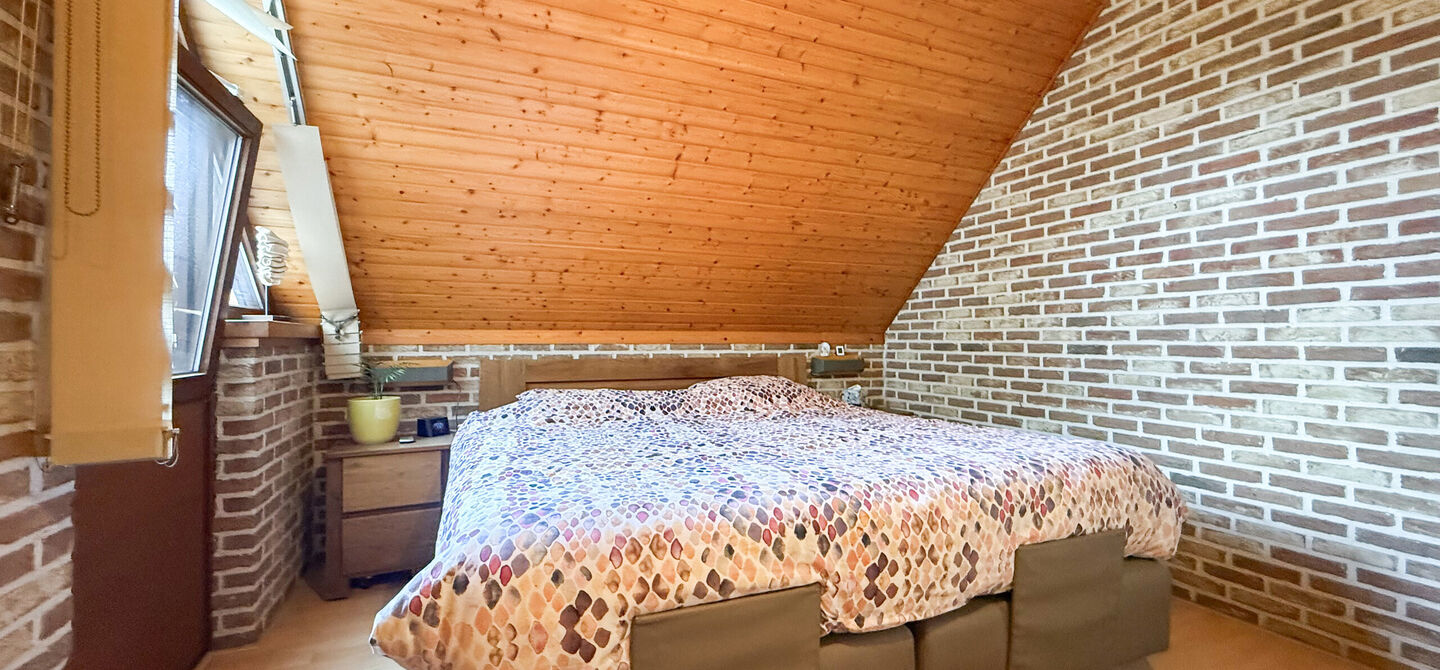 Rust, ruimte en architecturale charme op een riant perceel

Sommige woningen voelen meteen als thuiskomen. Deze bijzondere architectuurwoning in Koersel combineert ruimte, comfort, licht en karakter met een uitzonderlijk groene omgeving. Gelegen op een ri