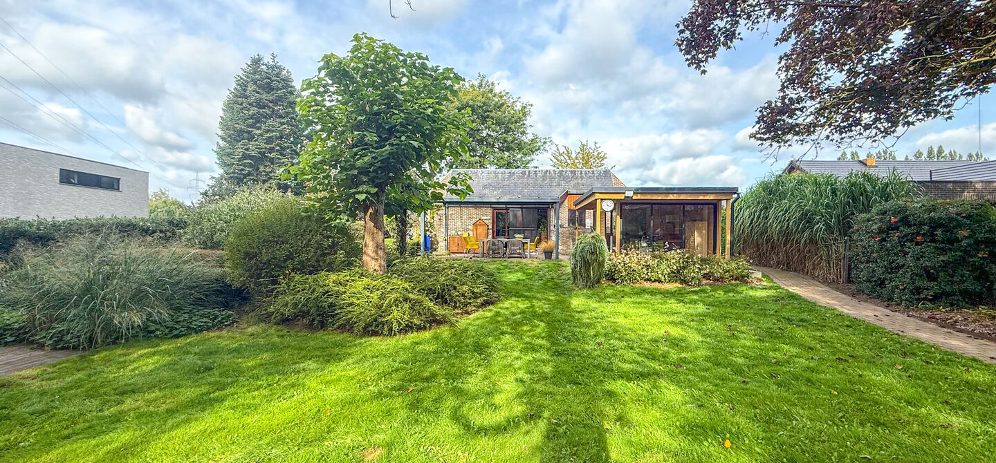 Rust, ruimte en architecturale charme op een riant perceel

Sommige woningen voelen meteen als thuiskomen. Deze bijzondere architectuurwoning in Koersel combineert ruimte, comfort, licht en karakter met een uitzonderlijk groene omgeving. Gelegen op een ri