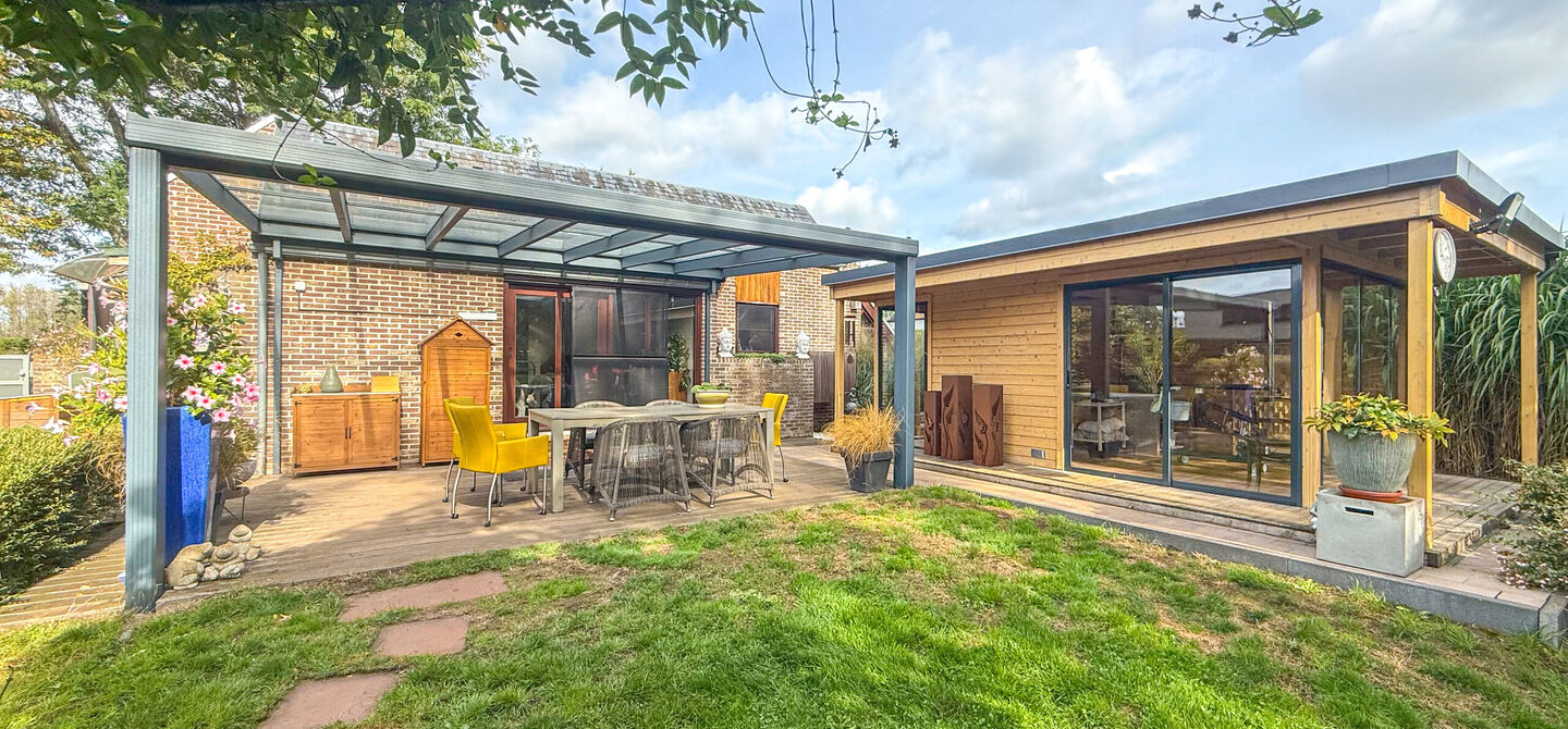 Rust, ruimte en architecturale charme op een riant perceel

Sommige woningen voelen meteen als thuiskomen. Deze bijzondere architectuurwoning in Koersel combineert ruimte, comfort, licht en karakter met een uitzonderlijk groene omgeving. Gelegen op een ri