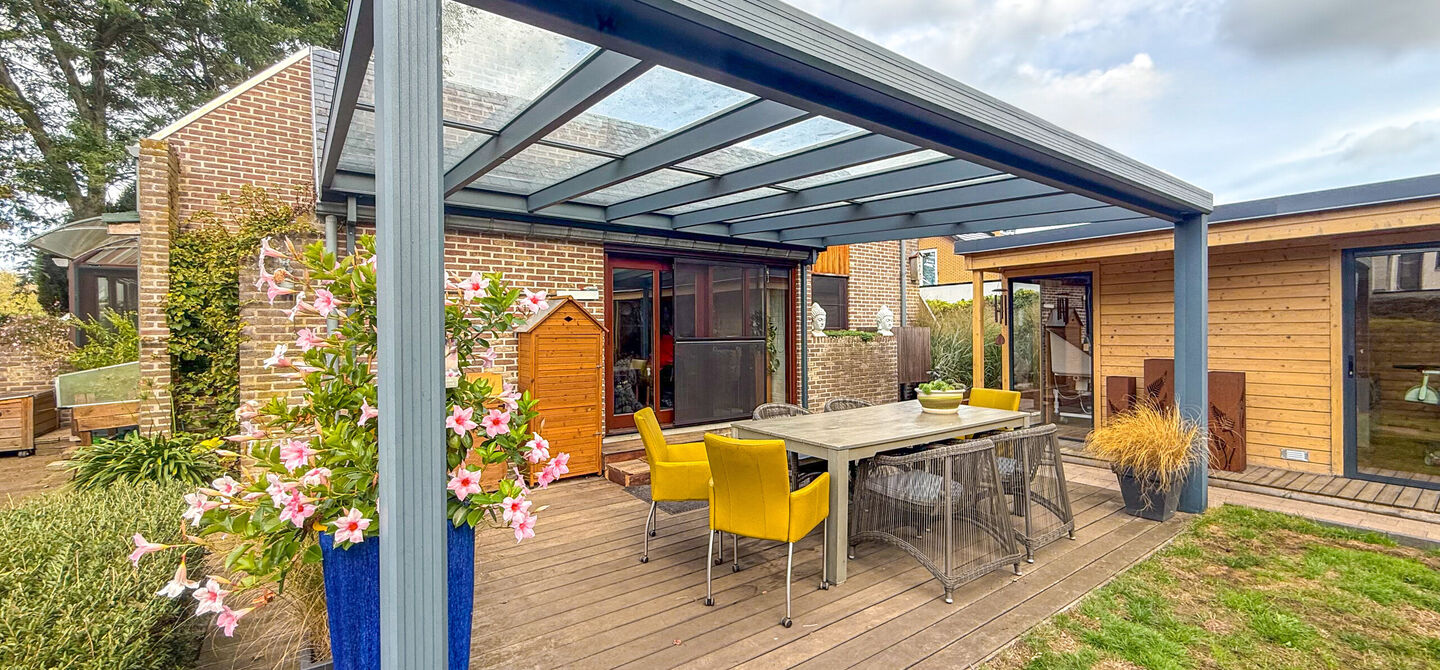 Rust, ruimte en architecturale charme op een riant perceel

Sommige woningen voelen meteen als thuiskomen. Deze bijzondere architectuurwoning in Koersel combineert ruimte, comfort, licht en karakter met een uitzonderlijk groene omgeving. Gelegen op een ri