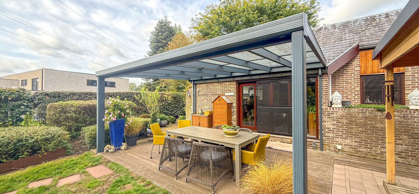 Rust, ruimte en architecturale charme op een riant perceel

Sommige woningen voelen meteen als thuiskomen. Deze bijzondere architectuurwoning in Koersel combineert ruimte, comfort, licht en karakter met een uitzonderlijk groene omgeving. Gelegen op een ri