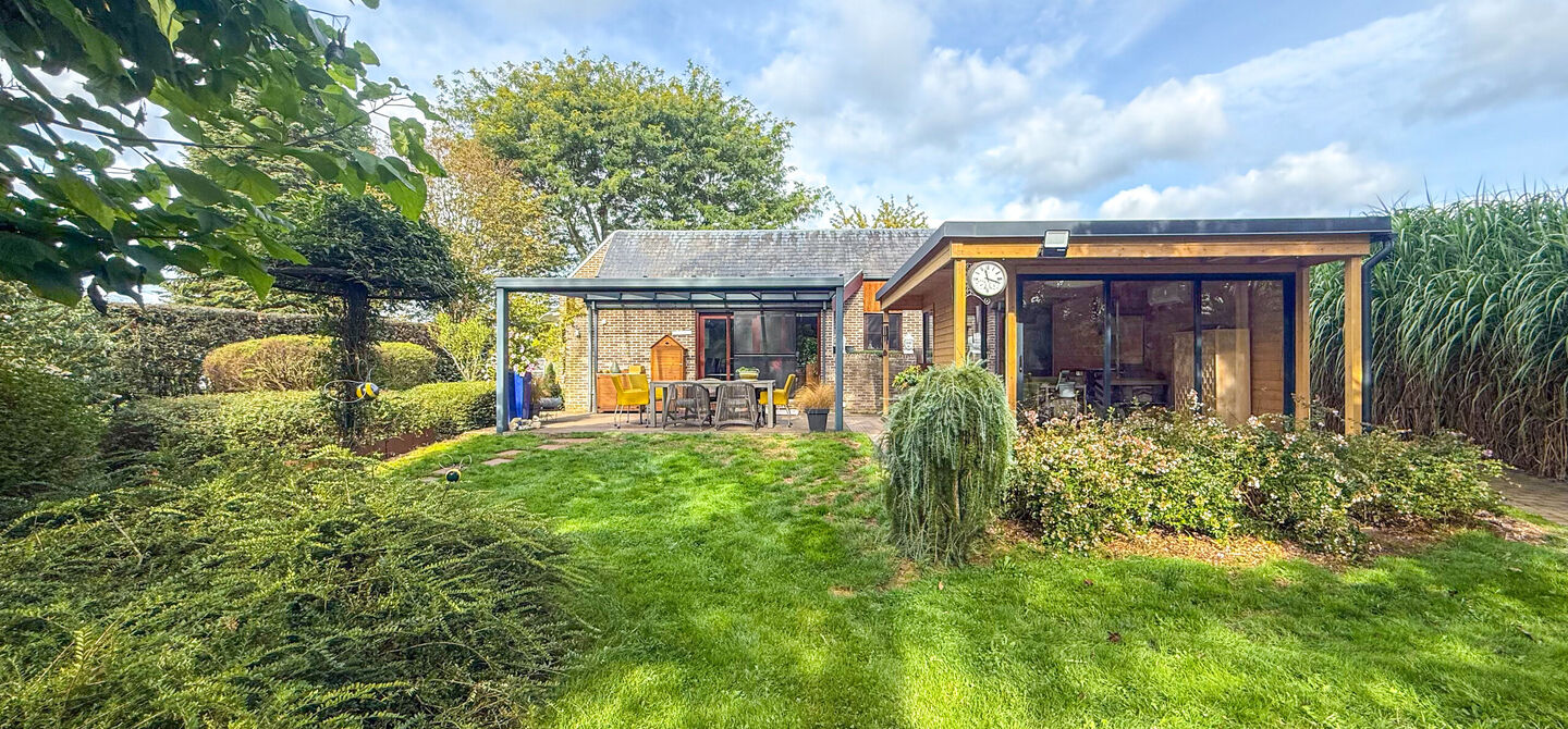 Rust, ruimte en architecturale charme op een riant perceel

Sommige woningen voelen meteen als thuiskomen. Deze bijzondere architectuurwoning in Koersel combineert ruimte, comfort, licht en karakter met een uitzonderlijk groene omgeving. Gelegen op een ri