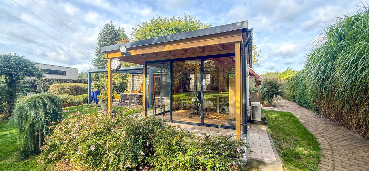 Rust, ruimte en architecturale charme op een riant perceel

Sommige woningen voelen meteen als thuiskomen. Deze bijzondere architectuurwoning in Koersel combineert ruimte, comfort, licht en karakter met een uitzonderlijk groene omgeving. Gelegen op een ri