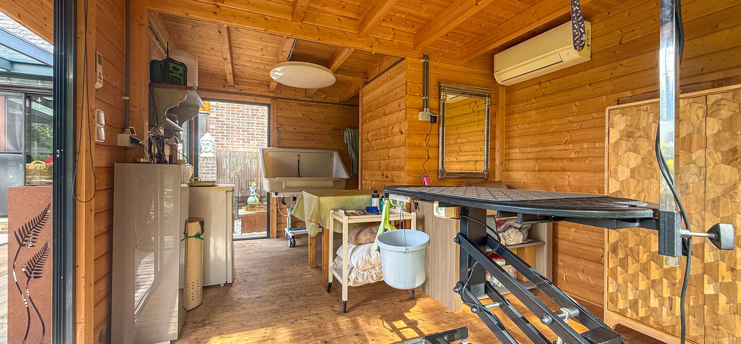 Rust, ruimte en architecturale charme op een riant perceel

Sommige woningen voelen meteen als thuiskomen. Deze bijzondere architectuurwoning in Koersel combineert ruimte, comfort, licht en karakter met een uitzonderlijk groene omgeving. Gelegen op een ri