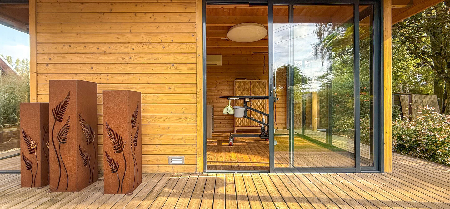 Rust, ruimte en architecturale charme op een riant perceel

Sommige woningen voelen meteen als thuiskomen. Deze bijzondere architectuurwoning in Koersel combineert ruimte, comfort, licht en karakter met een uitzonderlijk groene omgeving. Gelegen op een ri