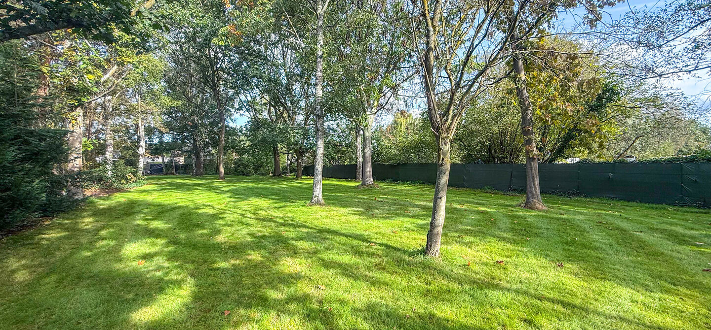 Rust, ruimte en architecturale charme op een riant perceel

Sommige woningen voelen meteen als thuiskomen. Deze bijzondere architectuurwoning in Koersel combineert ruimte, comfort, licht en karakter met een uitzonderlijk groene omgeving. Gelegen op een ri