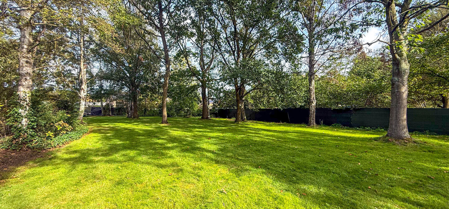 Rust, ruimte en architecturale charme op een riant perceel

Sommige woningen voelen meteen als thuiskomen. Deze bijzondere architectuurwoning in Koersel combineert ruimte, comfort, licht en karakter met een uitzonderlijk groene omgeving. Gelegen op een ri